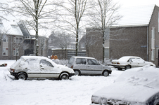 858066 Gezicht in de Dopplerhof te, tijdens winterse omstandigheden, vanaf de Stieltjesstraat.